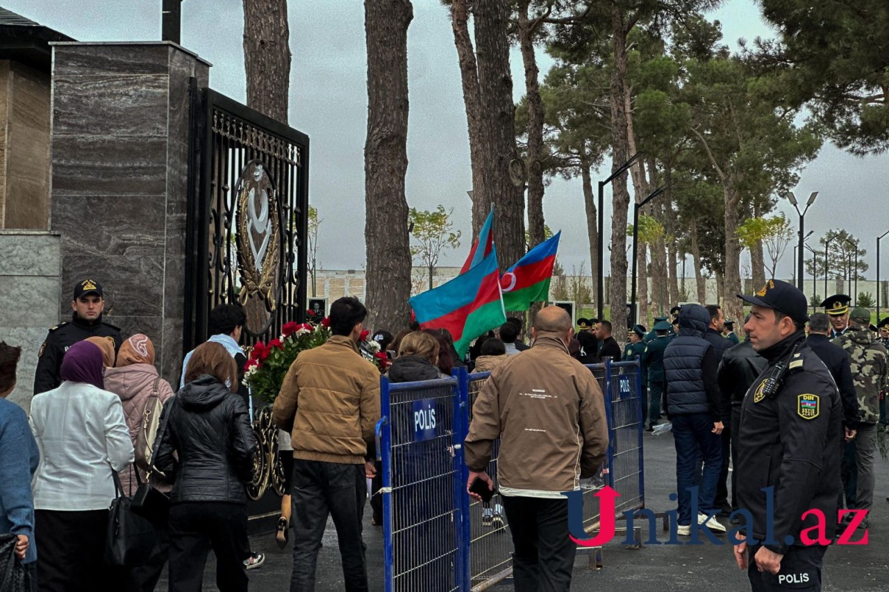 İnsanlar Fəxri Xiyabana axın edir - FOTOLAR